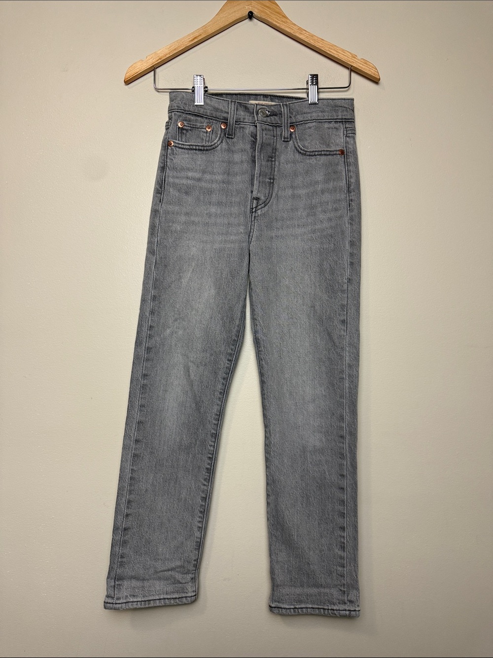 Levi's Wedgie Straight Jeans in Gray Wash size 25
